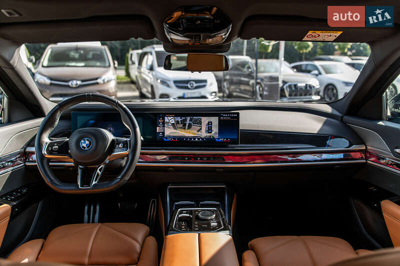 Седан BMW i7 2024 в Львове