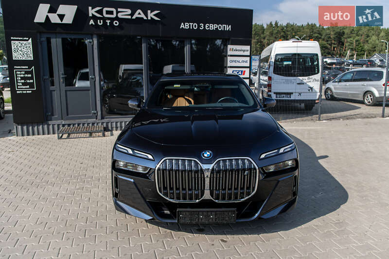 Седан BMW i7 2024 в Львове