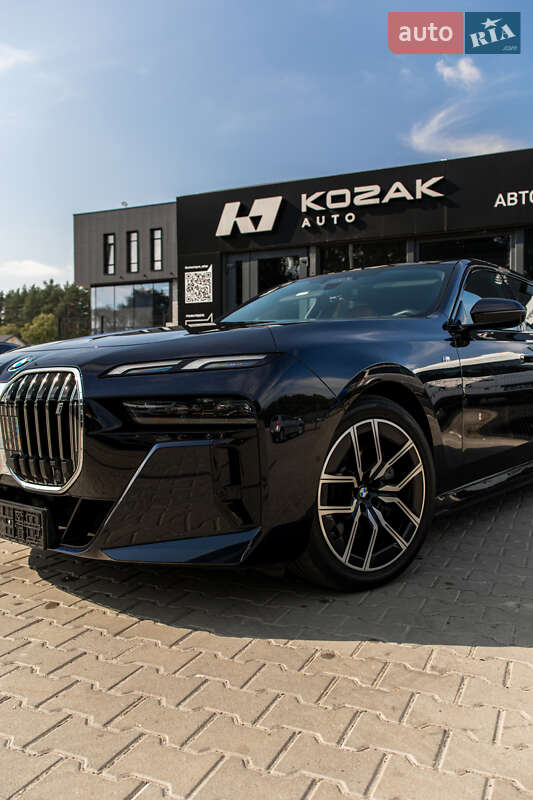 Седан BMW i7 2024 в Львове