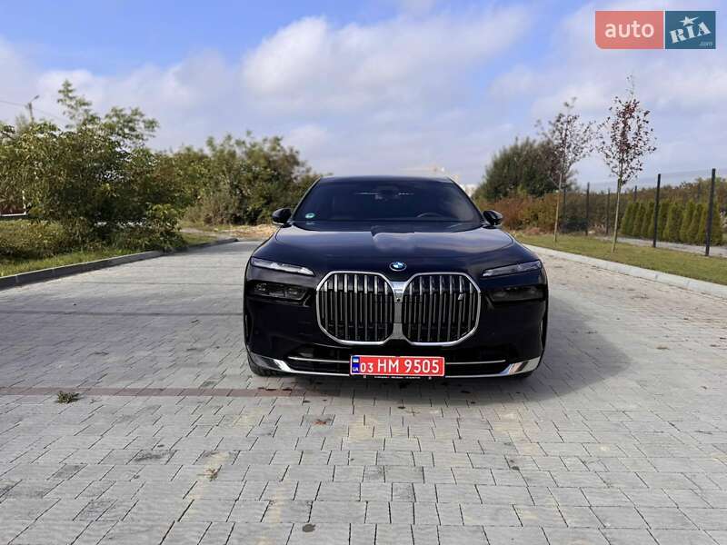 Седан BMW i7 2023 в Львове
