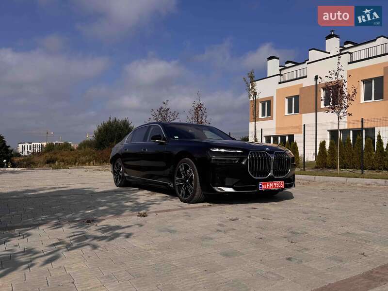 Седан BMW i7 2023 в Львове