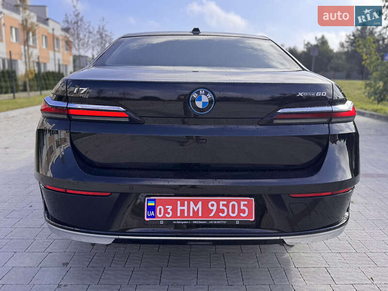 Седан BMW i7 2023 в Львове