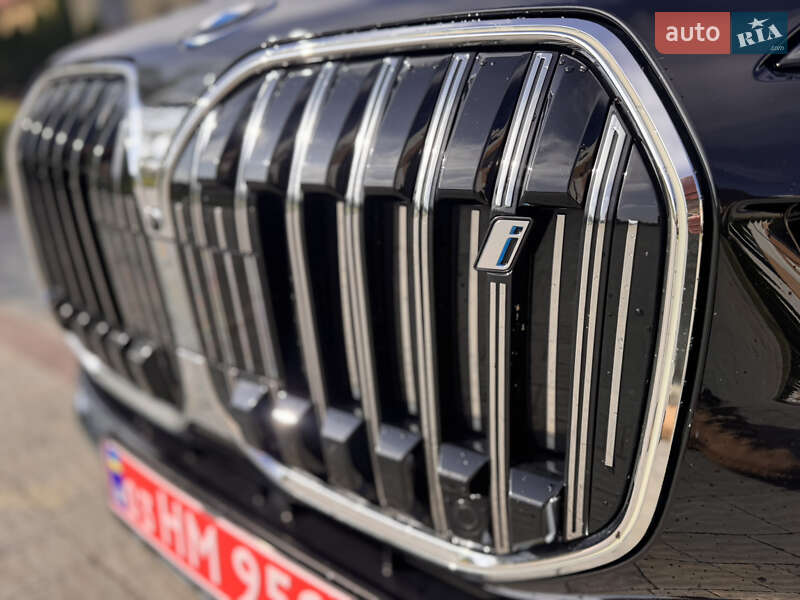 Седан BMW i7 2023 в Львове