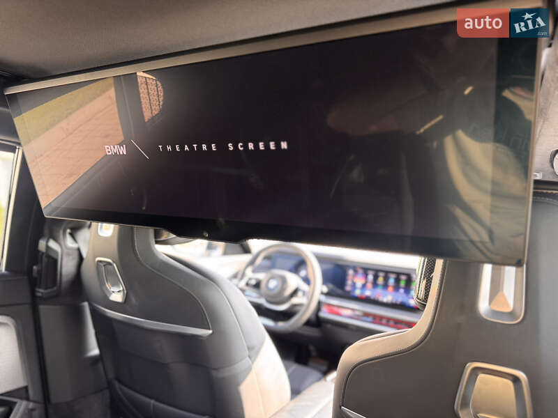 Седан BMW i7 2023 в Львове