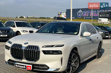 Седан BMW i7 2023 в Львове