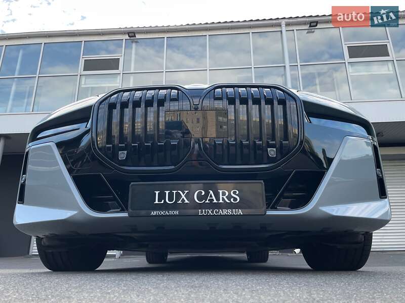 Седан BMW i7 2023 в Киеве