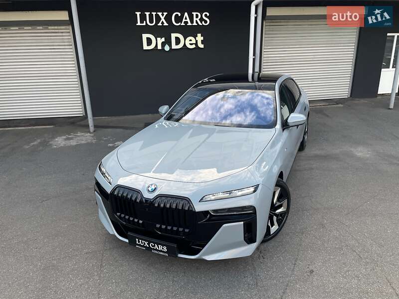 Седан BMW i7 2023 в Киеве