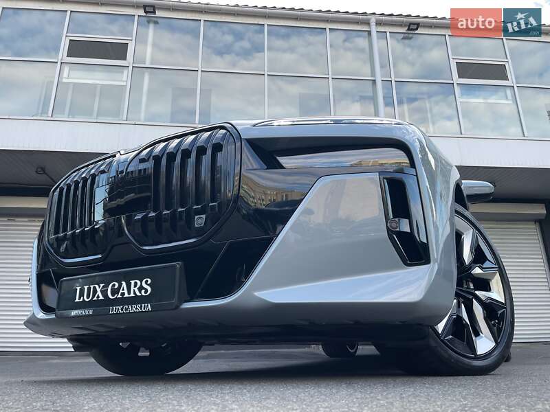 Седан BMW i7 2023 в Киеве