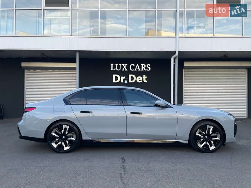Седан BMW i7 2023 в Киеве