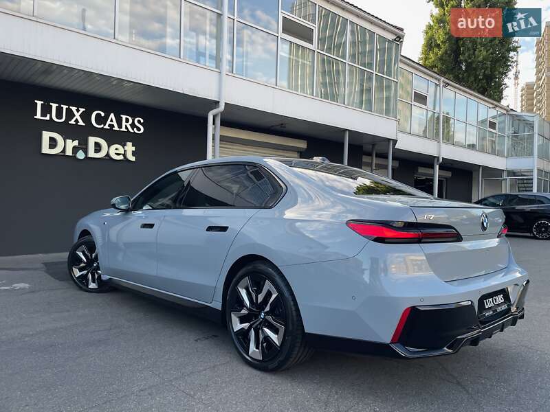 Седан BMW i7 2023 в Киеве