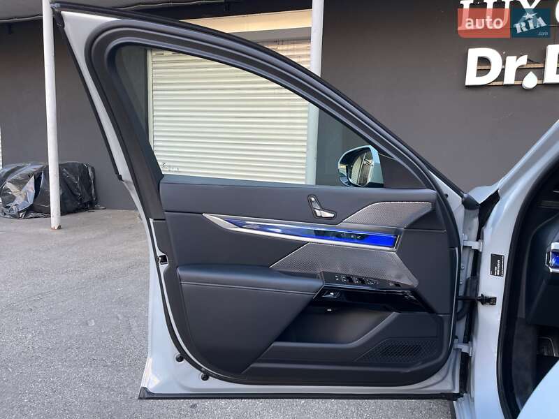 Седан BMW i7 2023 в Киеве
