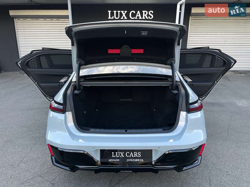 Седан BMW i7 2023 в Киеве