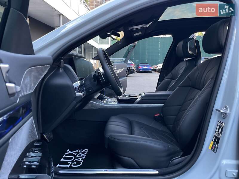 Седан BMW i7 2023 в Киеве