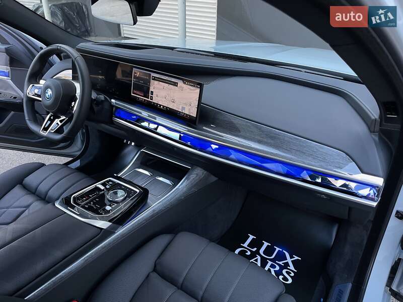 Седан BMW i7 2023 в Киеве