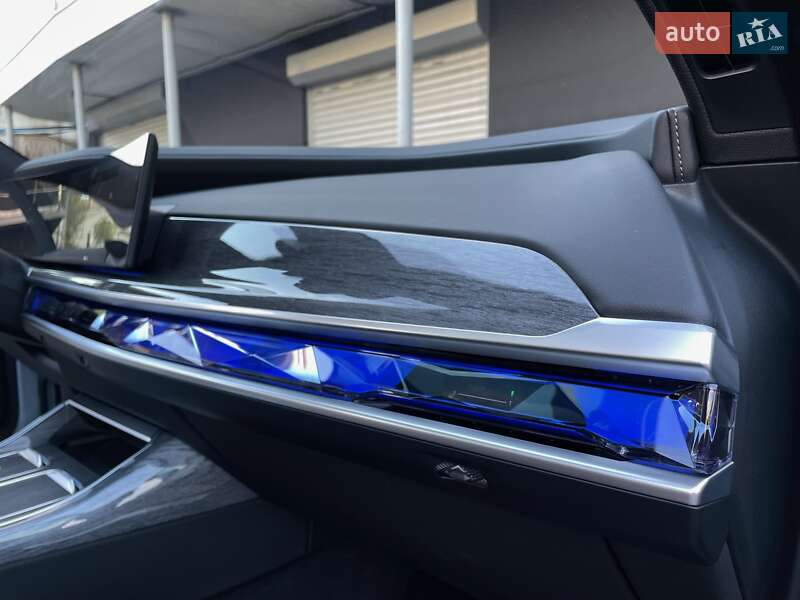 Седан BMW i7 2023 в Киеве