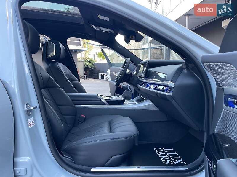 Седан BMW i7 2023 в Киеве