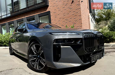 Седан BMW i7 2022 в Львове