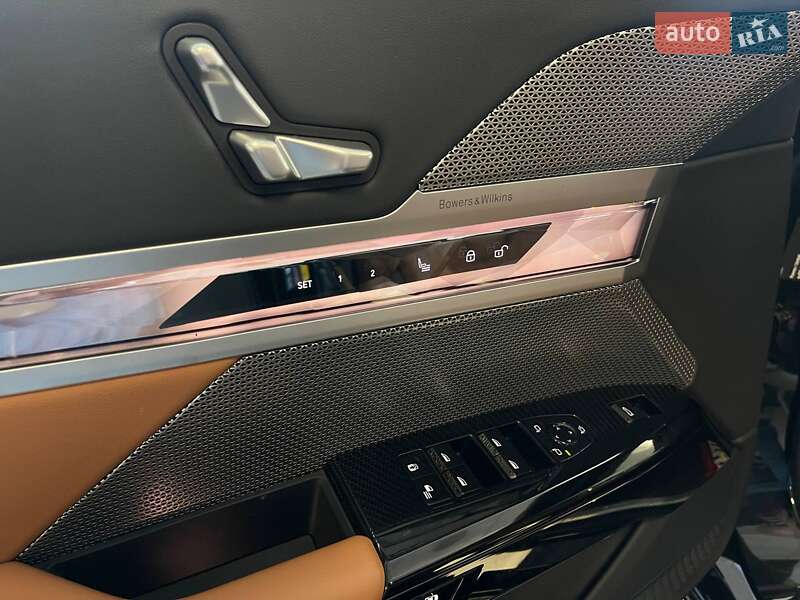 Седан BMW i7 2023 в Киеве