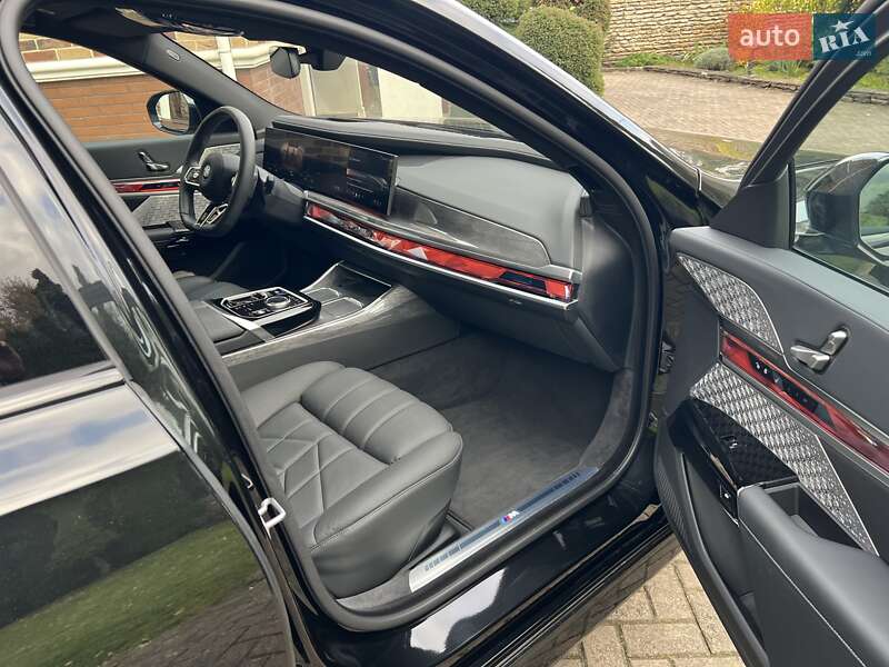 Седан BMW i7 2024 в Ровно
