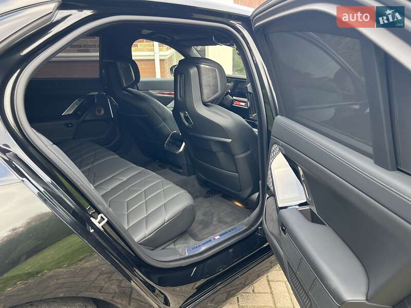 Седан BMW i7 2024 в Ровно