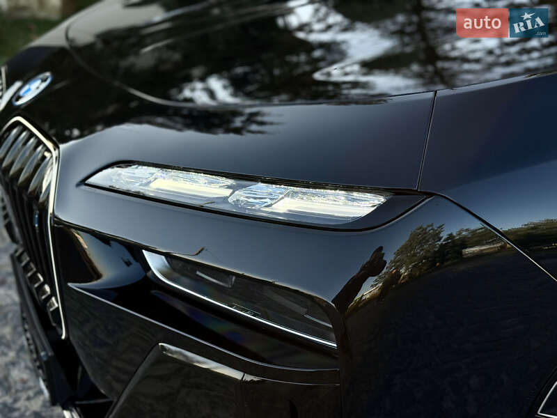 Седан BMW i7 2022 в Львове