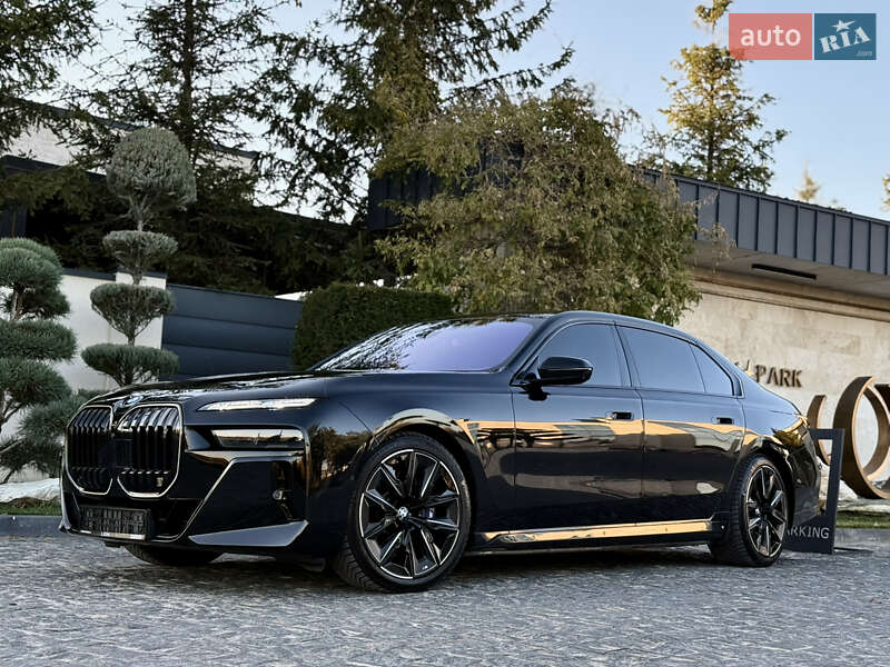 Седан BMW i7 2022 в Львове