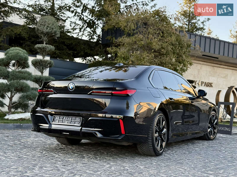 Седан BMW i7 2022 в Львове