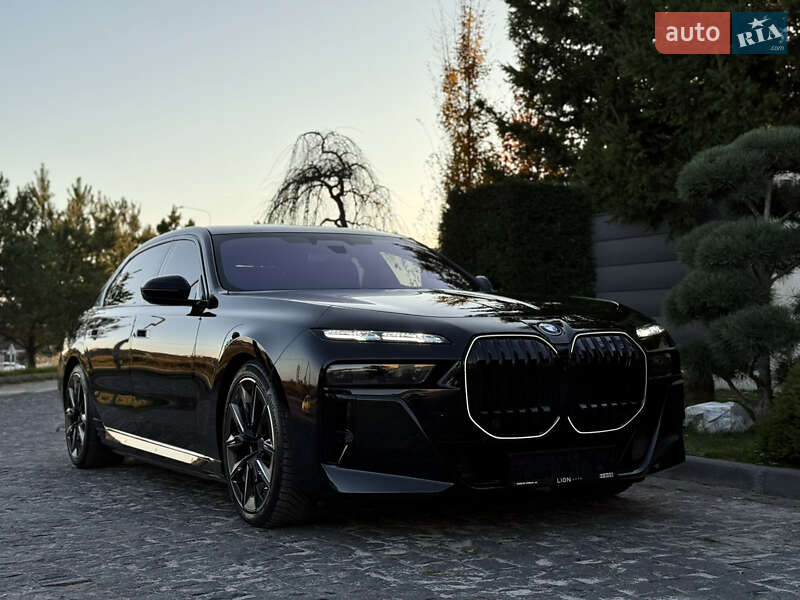 Седан BMW i7 2022 в Львове
