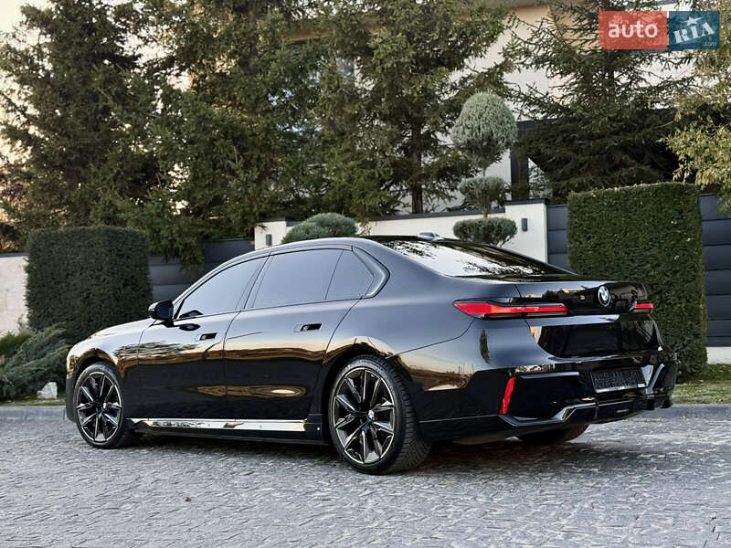 Седан BMW i7 2022 в Львове