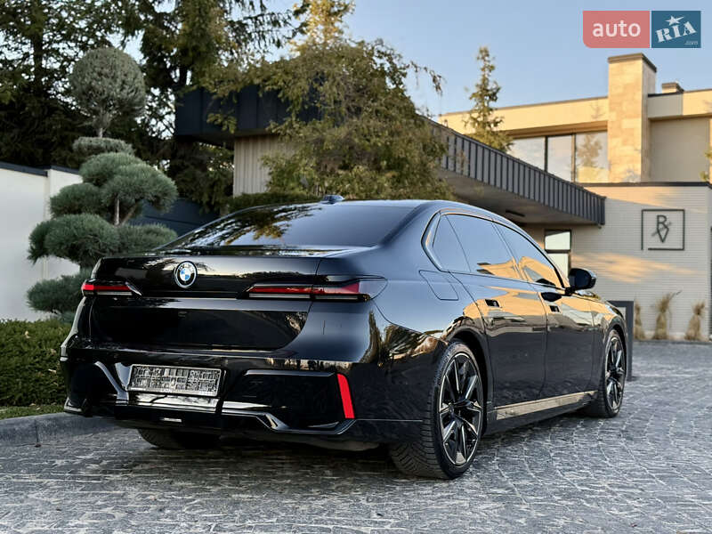 Седан BMW i7 2022 в Львове