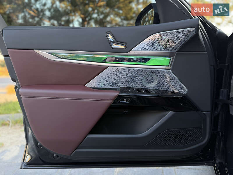 Седан BMW i7 2022 в Львове