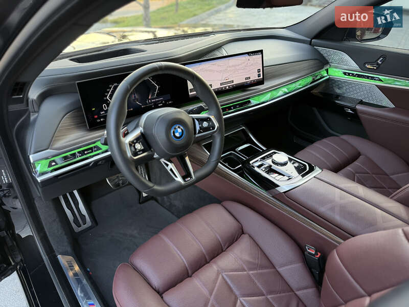 Седан BMW i7 2022 в Львове