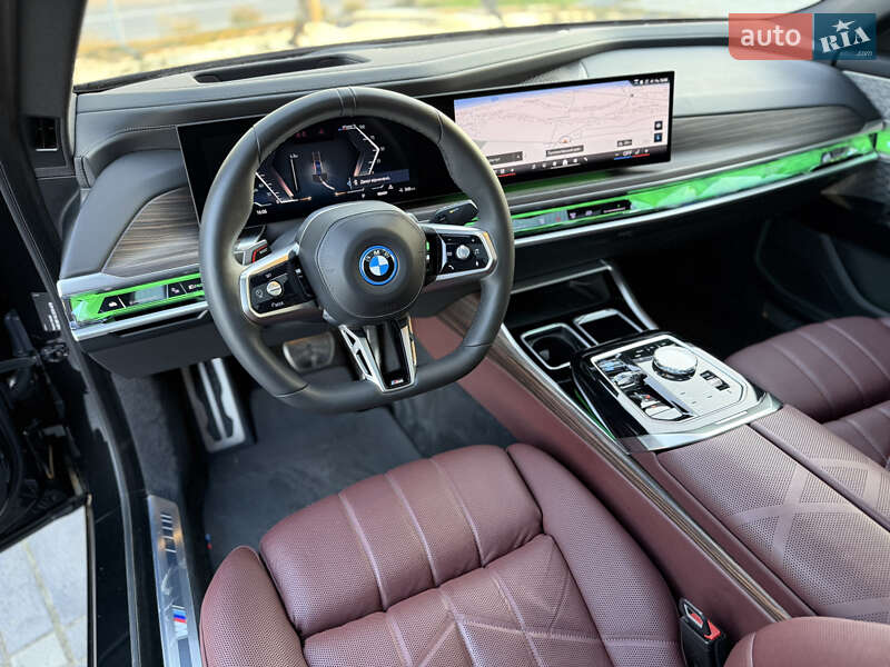 Седан BMW i7 2022 в Львове