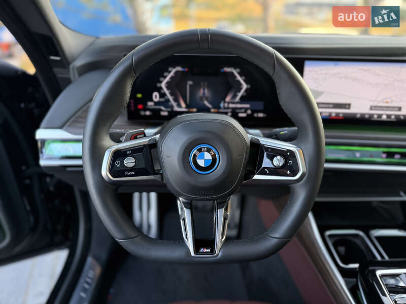Седан BMW i7 2022 в Львове