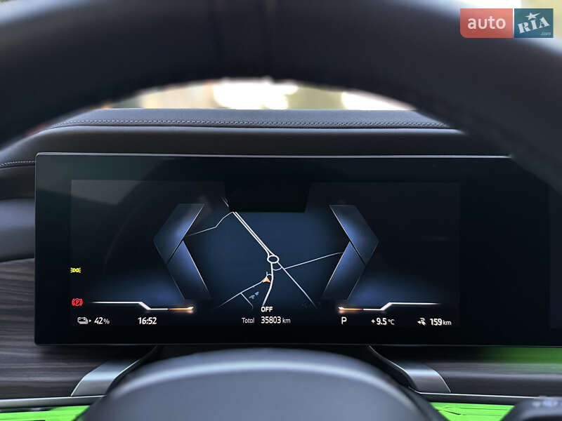 Седан BMW i7 2022 в Львове