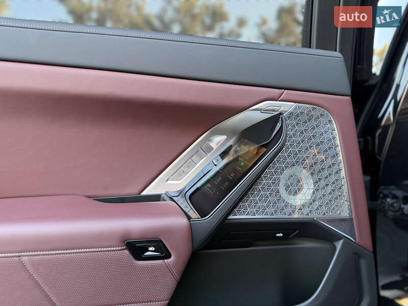 Седан BMW i7 2022 в Львове