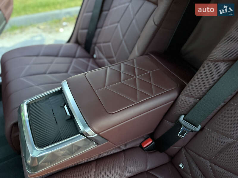 Седан BMW i7 2022 в Львове