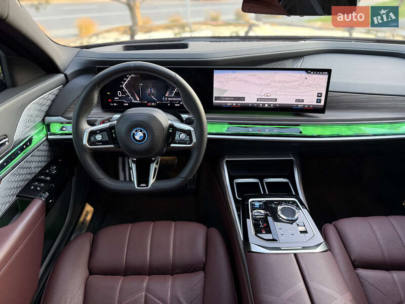 Седан BMW i7 2022 в Львове