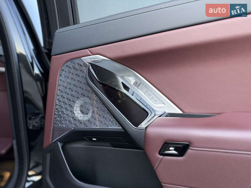 Седан BMW i7 2022 в Львове