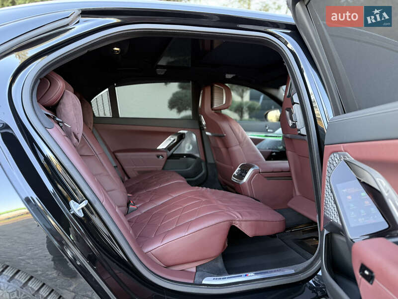 Седан BMW i7 2022 в Львове