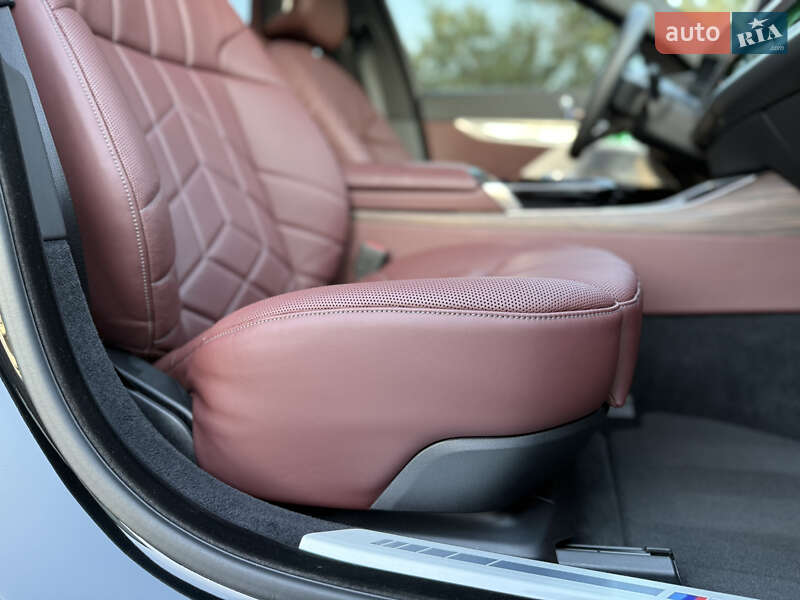 Седан BMW i7 2022 в Львове