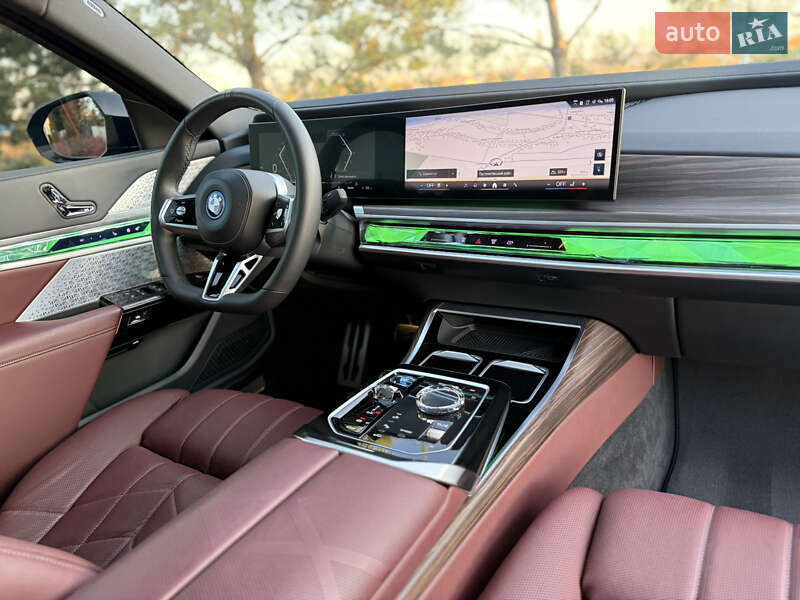 Седан BMW i7 2022 в Львове