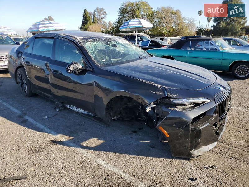 Седан BMW i7 2023 в Киеве