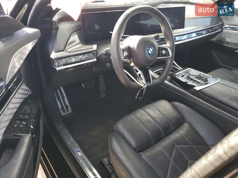 Седан BMW i7 2023 в Киеве