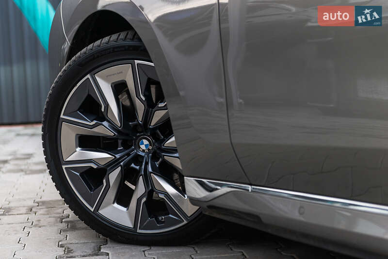 Седан BMW i7 2022 в Мукачево