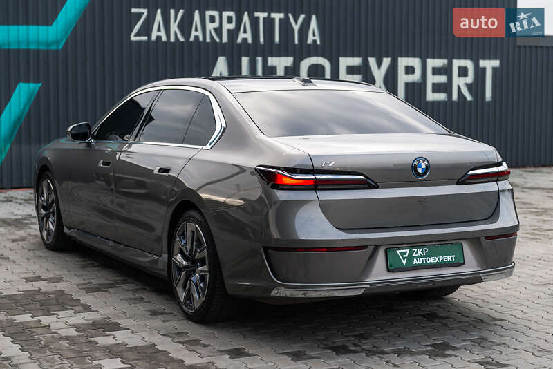 Седан BMW i7 2022 в Мукачево