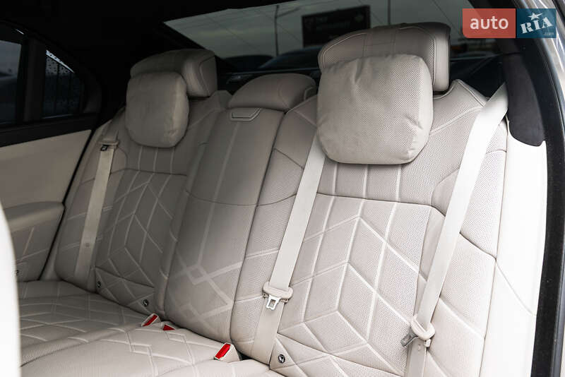 Седан BMW i7 2022 в Мукачево