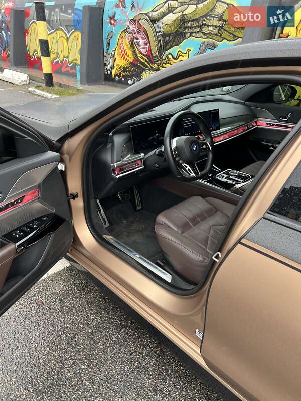 Седан BMW i7 2023 в Києві