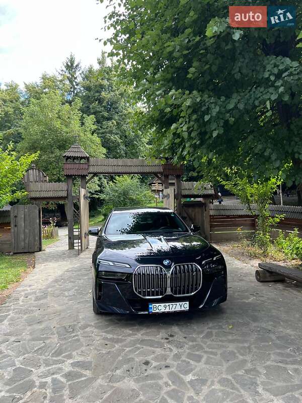 Седан BMW i7 2023 в Львові