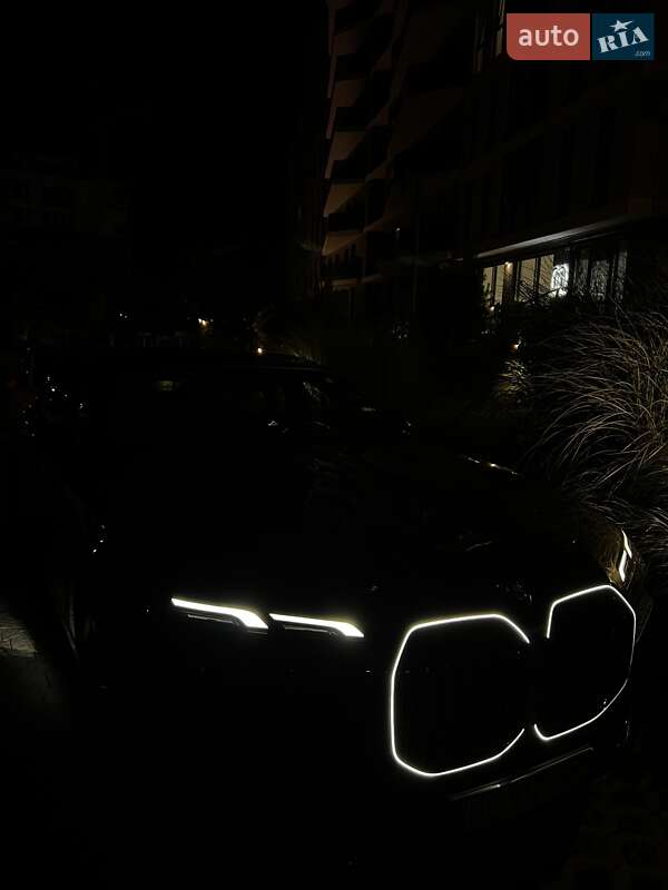 Седан BMW i7 2023 в Львові